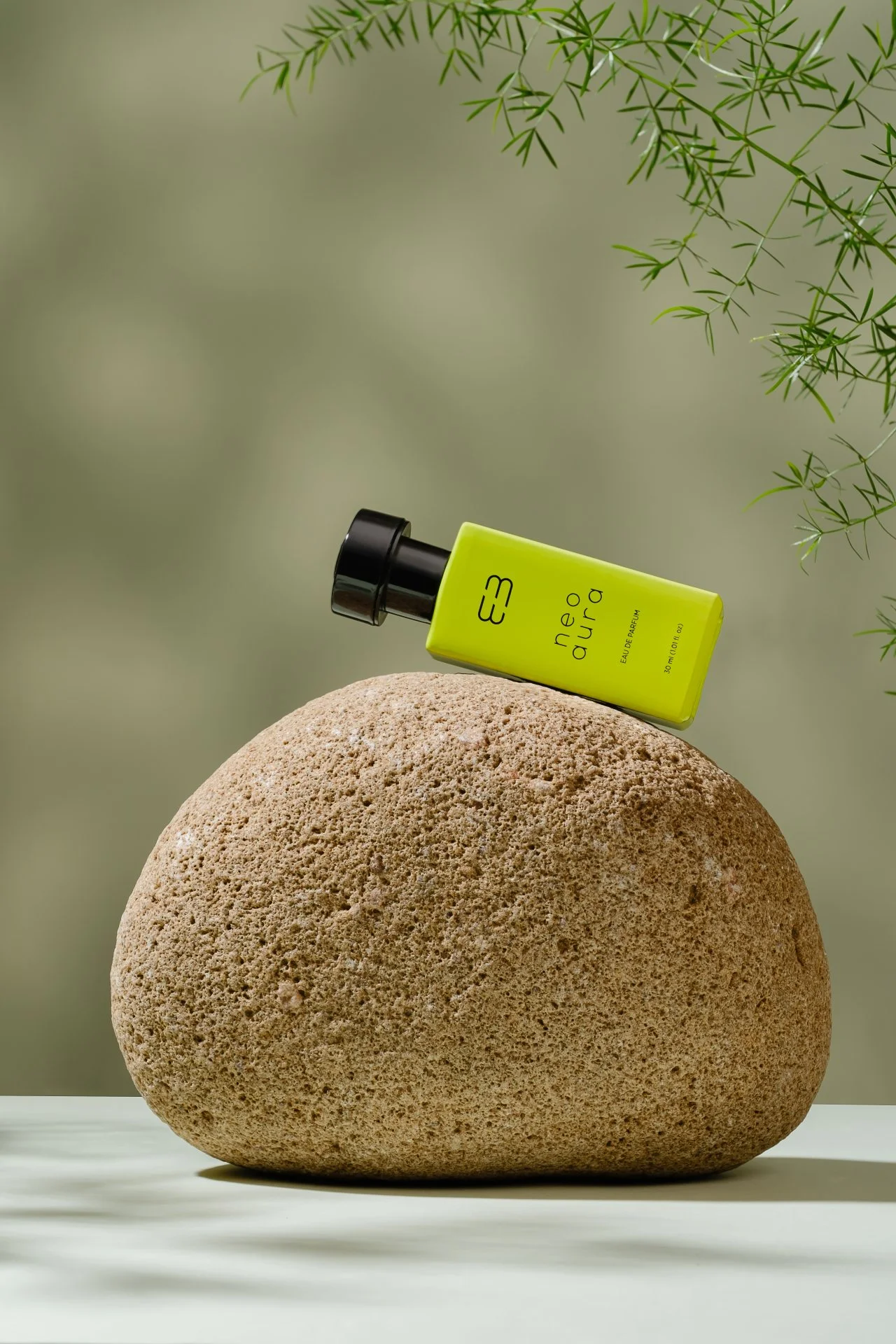 BLUNTBLACK Neo Aura Radiant Fragrance Bottle